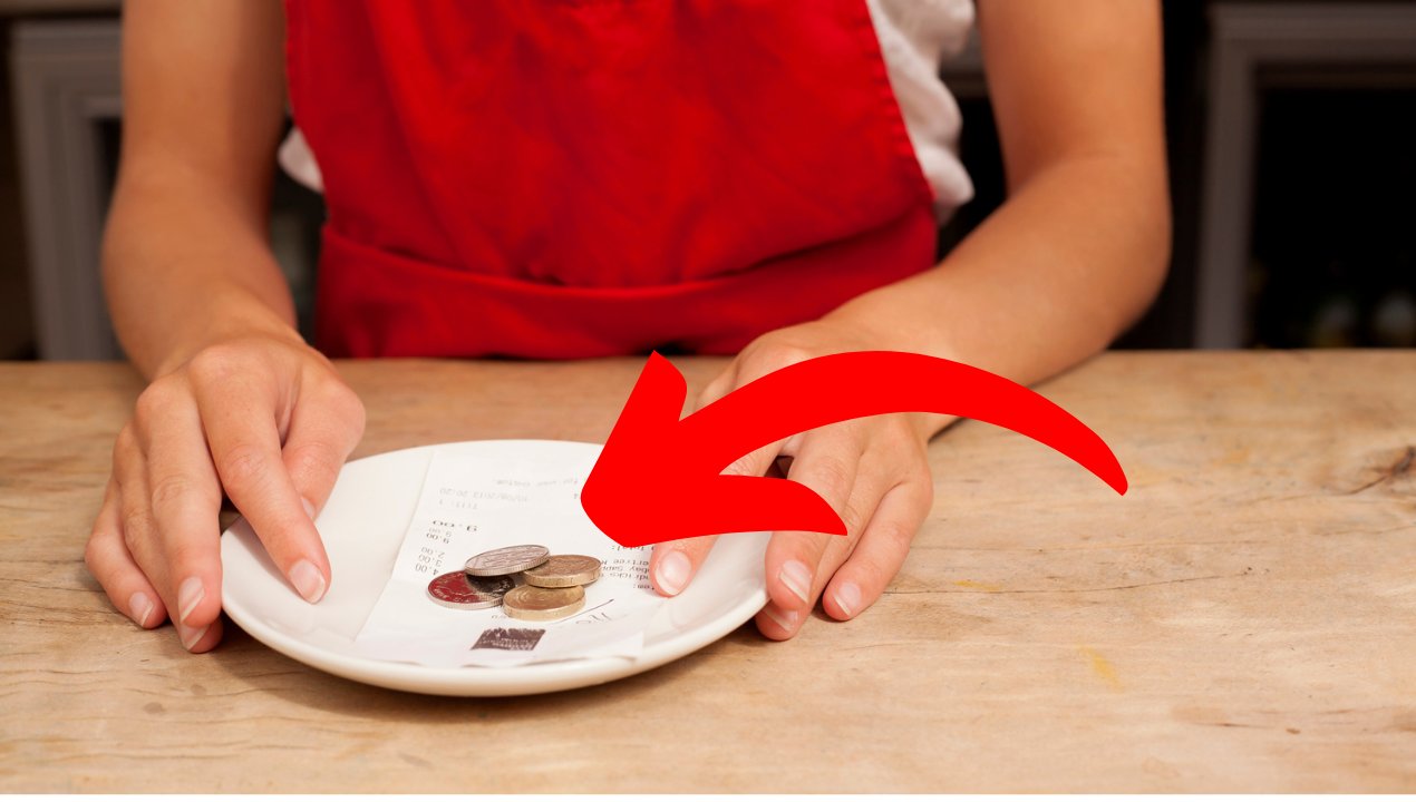 Taki napiwek to policzek dla kelnera! Popełnisz wielką gafę, jeżeli tak zrobisz